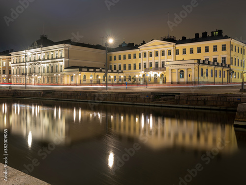 Valokuva A beautiful night cityscape of the presidential palace of Finnish president in downtown Helsinki right next to the market square