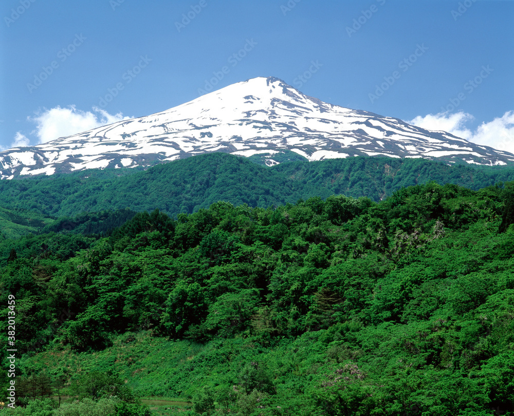 残雪の鳥海山