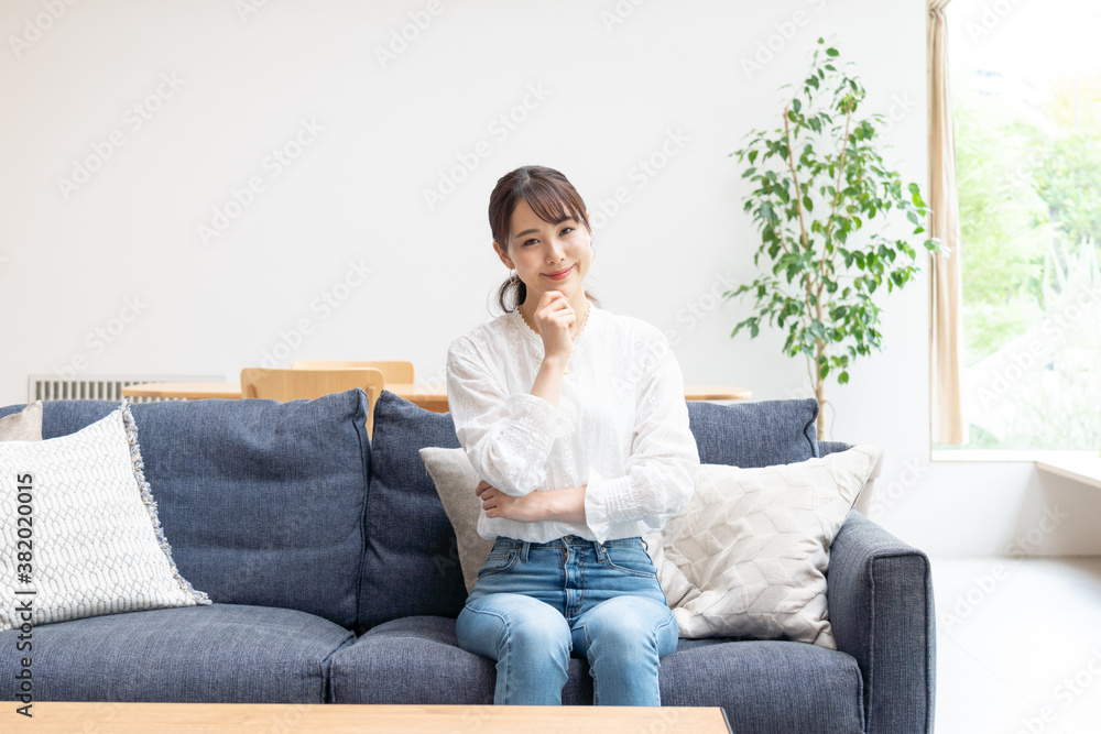 リビングにいる女性 リビングにいる女性