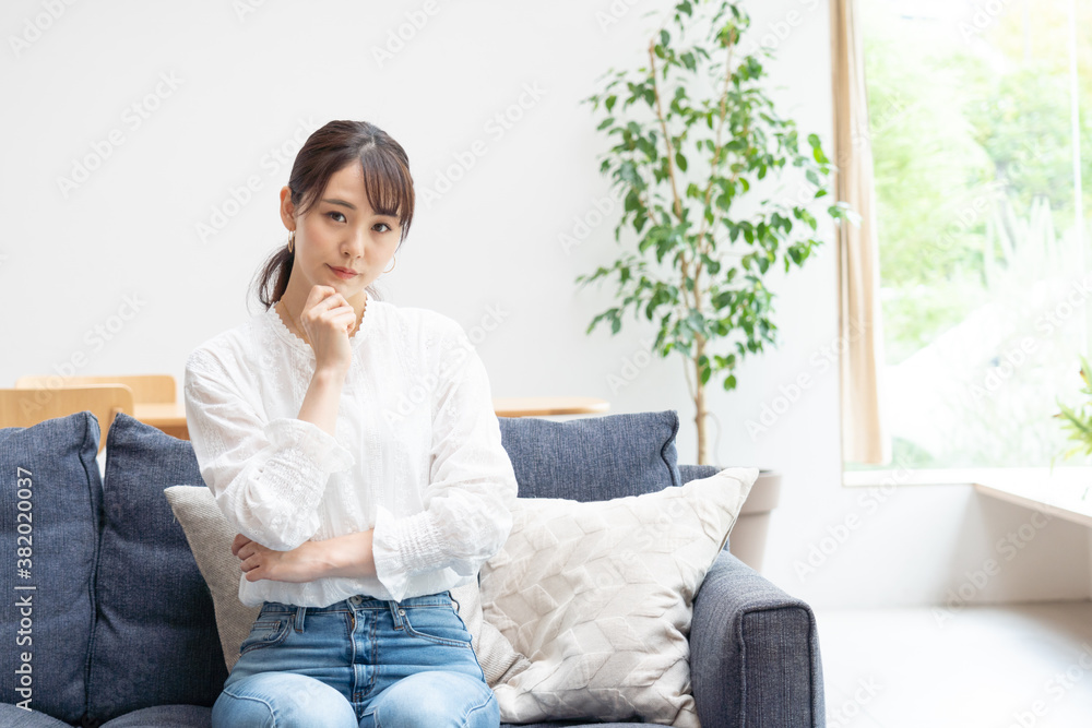 リビングにいる女性 リビングにいる女性