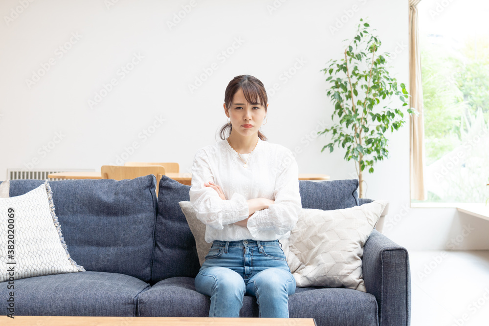 リビングにいる女性 リビングにいる女性