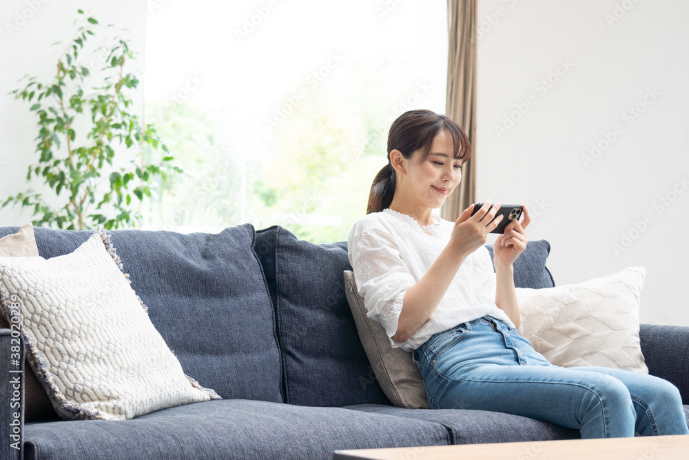 リビングにいる女性 リビングにいる女性