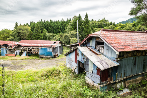日本の山奥の放棄され廃屋になった木造の建物 © masahiro