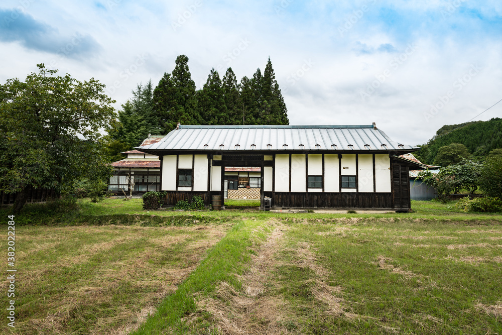 日本の空き家になった木造の長屋門のある農家