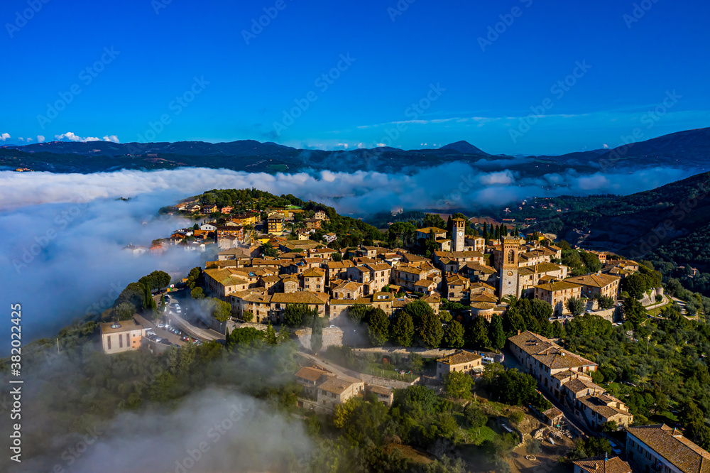 Dorf in Italien aus der Luft