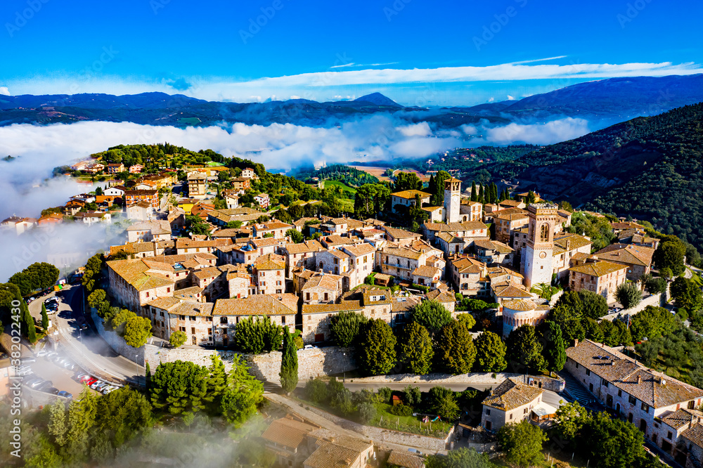 Dorf in Italien aus der Luft