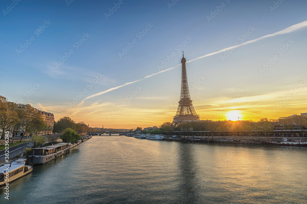 Fototapeta premium Paris France sunrise city skyline at Eiffel Tower and Seine River