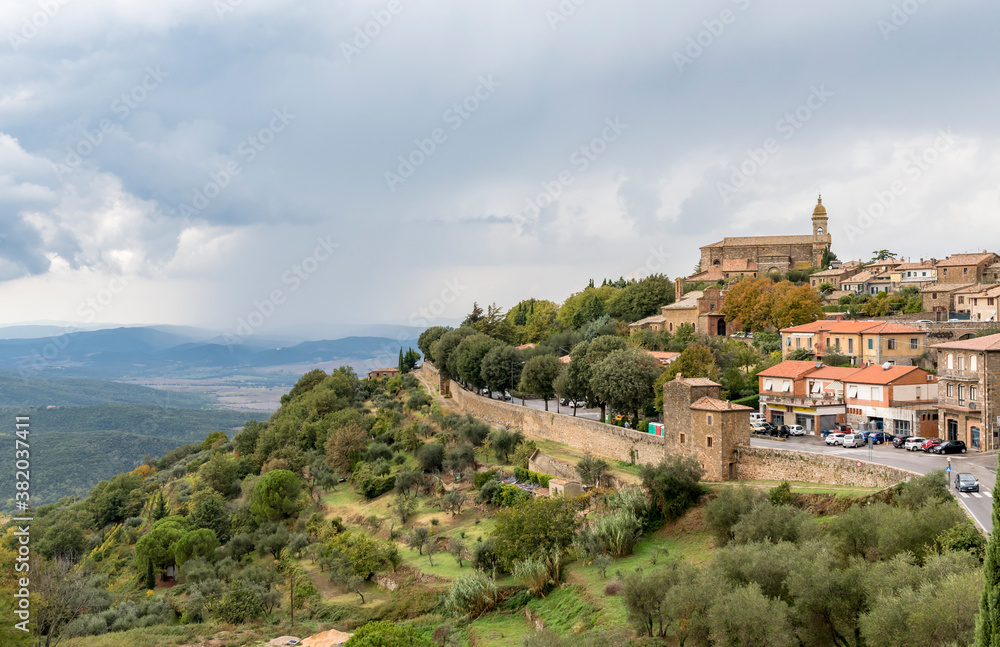 Φωτογραφία View of the Montalcino Cathedral and houses on the hill, fortress wall around th