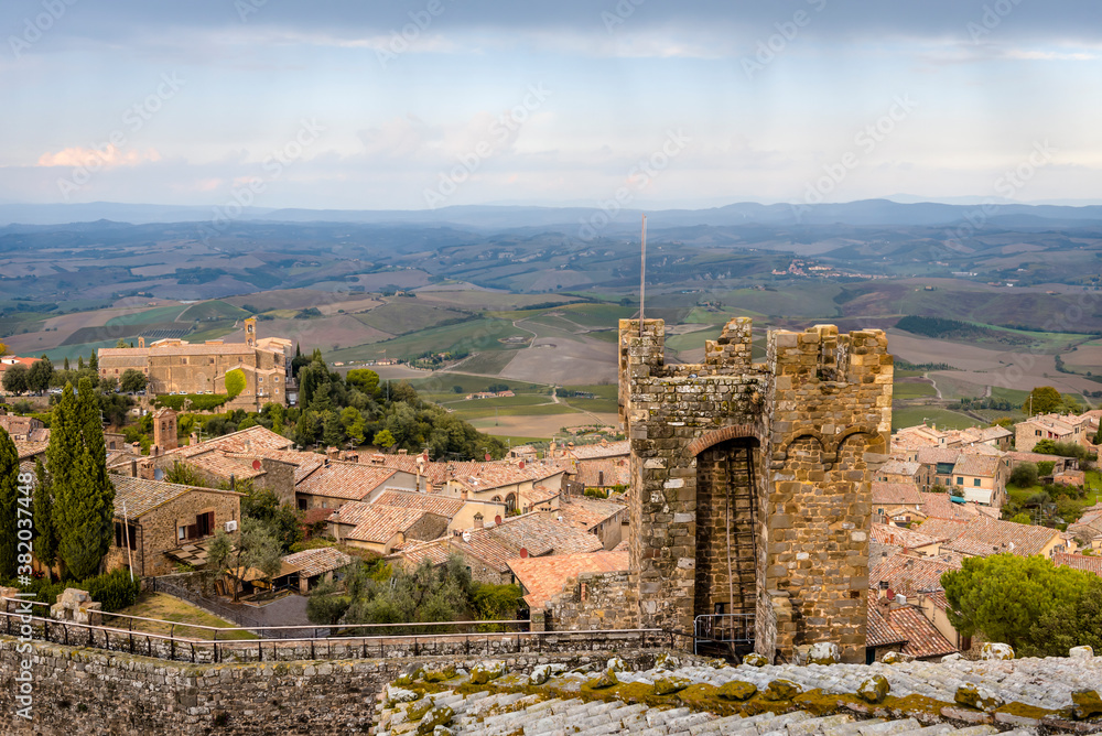 Φωτογραφία View of tower and wall of the fortress Montalcino Fortezza, city streets and sur