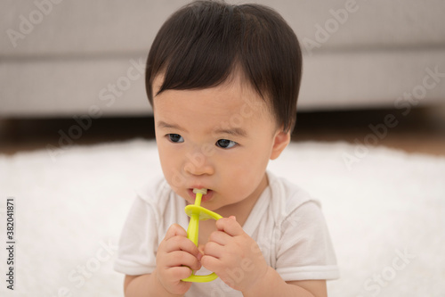 赤ちゃん用歯ブラシで歯磨き練習