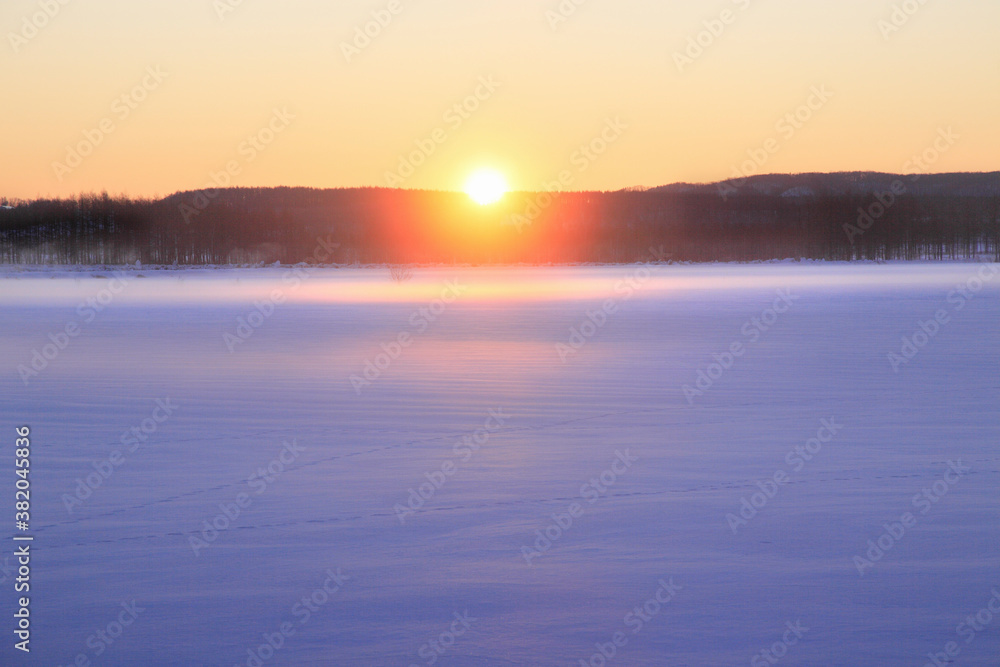 雪原の朝日