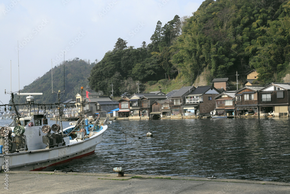 漁船と伊根の舟屋