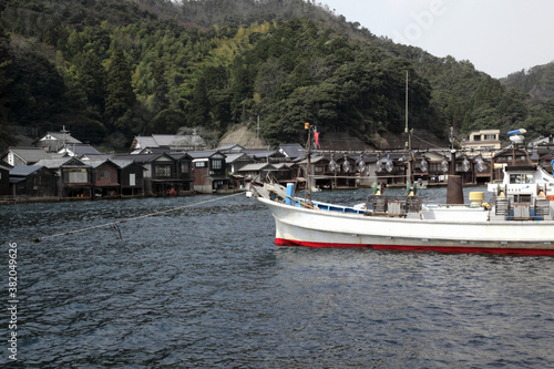 漁船と伊根の舟屋 © Paylessimages