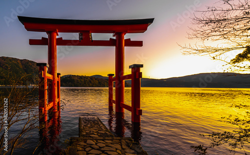 Obraz na plátne The view of Heiwa no Torii in the lake at Hakone, Japan