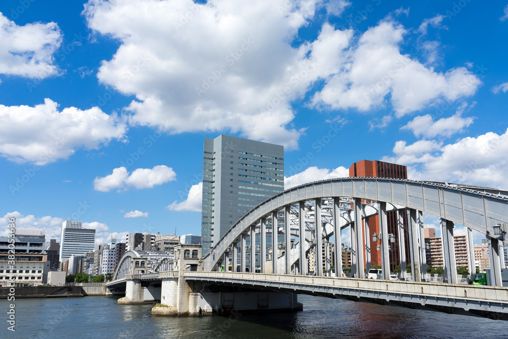 隅田川に架かる勝どき橋の風景