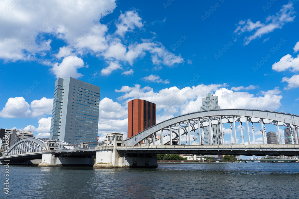 隅田川に架かる勝どき橋の風景