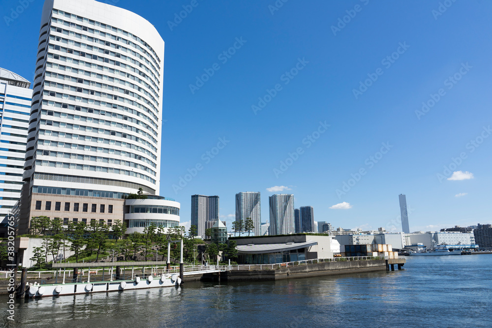 Naklejka premium 東京竹芝 小型船ターミナルの風景