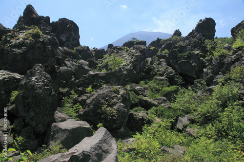 鬼押出しの溶岩と浅間山