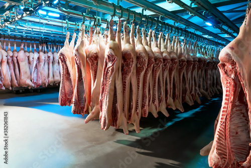 Refrigerator for storing suspended pork carcasses