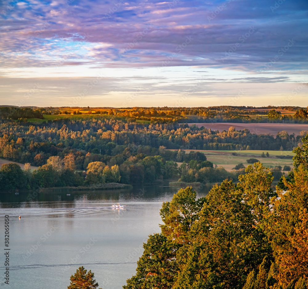 Obraz premium White floatplane lands on the lake in autumn 