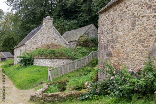 Commana. Construction très ancienne. Finistère. Bretagne	 photo