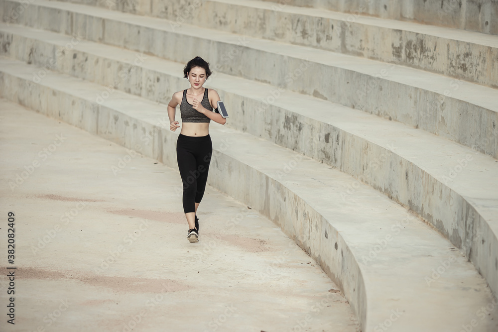 Obraz premium Asian woman healthy jogging exercise in park outdoor.