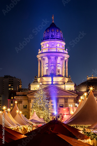 Photography Blick über den Weihnachtsmarkt am Gendarmenmarkt auf den Deutschen Dom in Berlin
