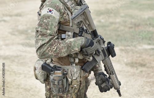 Фотография Soldier with assault rifle and flag of South Korea on military uniform