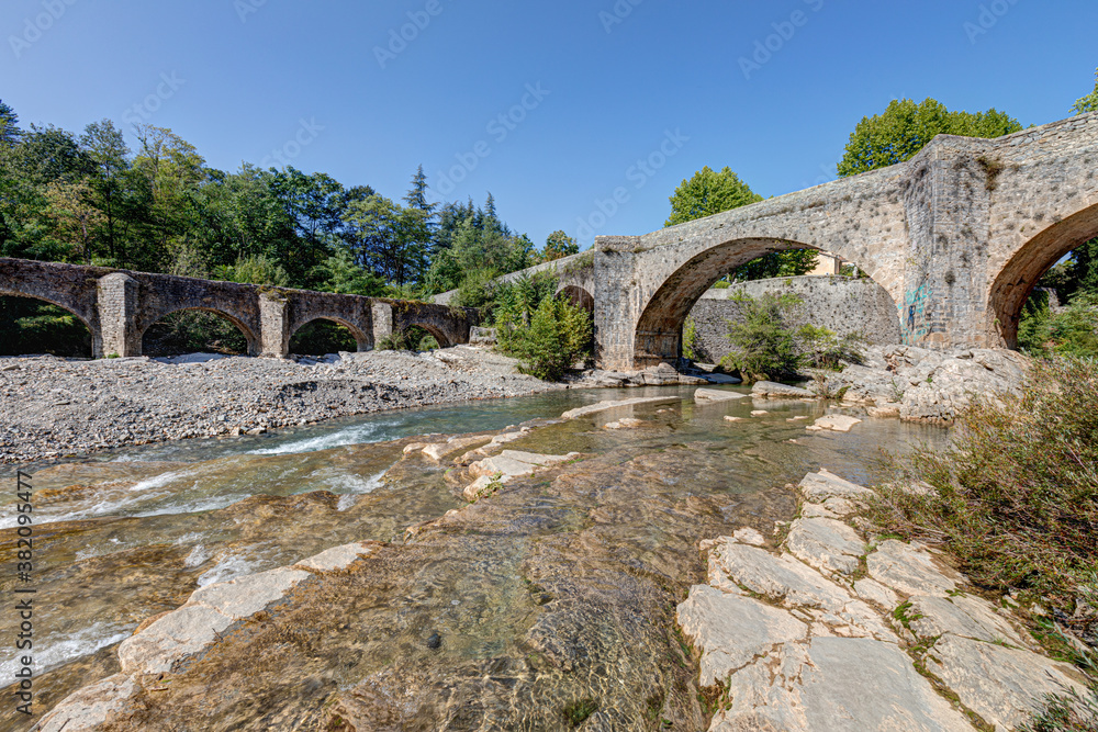 Le pont vieux et le pont canal sur la rivière Vis à Saint-Laurent-le-Minier dans le département du Gard en région Occitanie - France