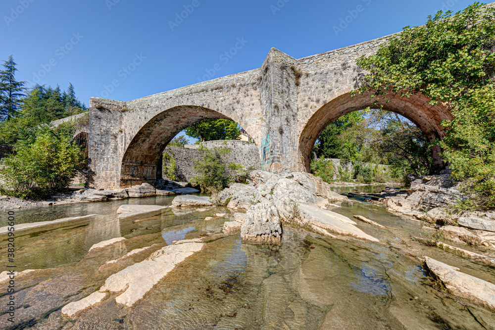 Le pont vieux sur la rivière Vis à Saint-Laurent-le-Minier dans le département du Gard en région Occitanie - France Le pont vieux sur la rivière Vis à Saint-Laurent-le-Minier dans le département du Gard en région Occitanie - France