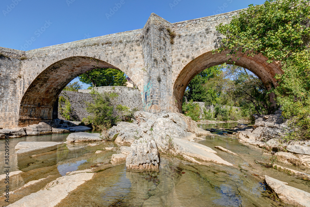 Le pont vieux sur la rivière Vis à Saint-Laurent-le-Minier dans le département du Gard en région Occitanie - France