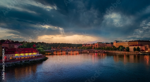 Картината върху платно Panorámica río Moldava al anochecer