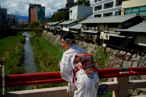 城下町を歩く、着物姿の日本人の女性