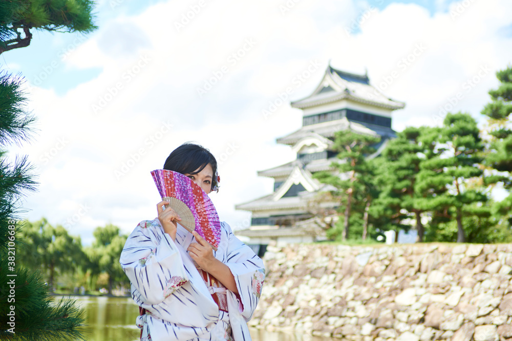 着物姿の日本人の女性と扇子
