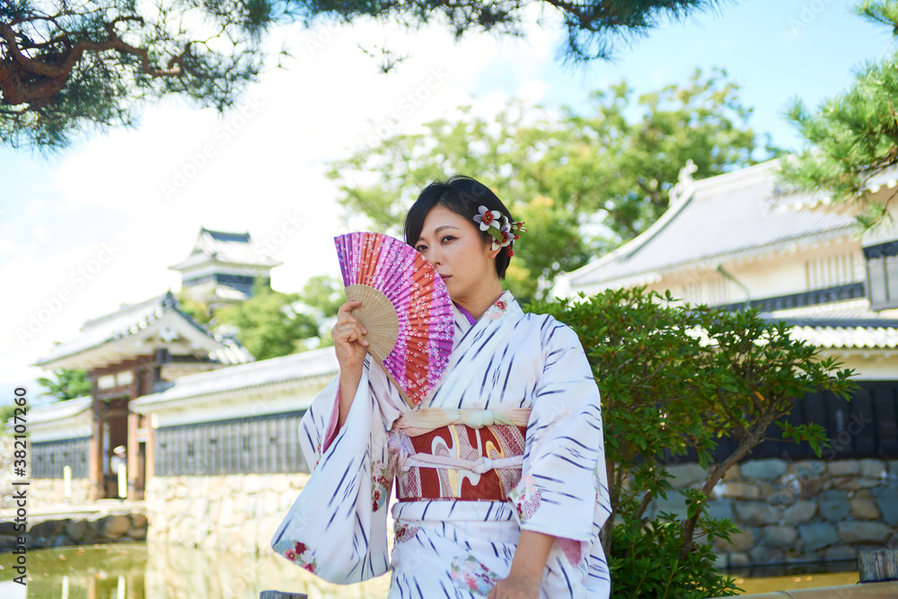 着物姿の日本人の女性と扇子