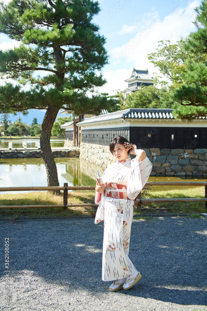 Fototapeta premium 日本の城と日本人の女性