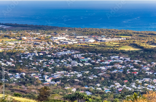 Vue de la ville de L’Étang-Salé-les-Hauts, île de la Réunion  © Unclesam
