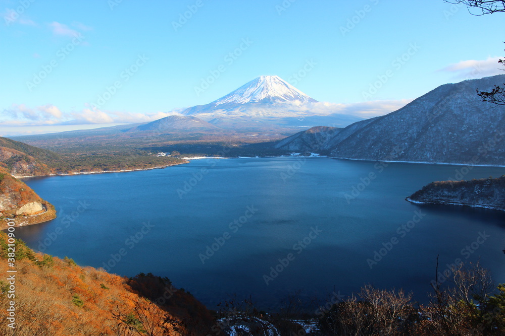 本栖湖の紅葉と富士山の冠雪