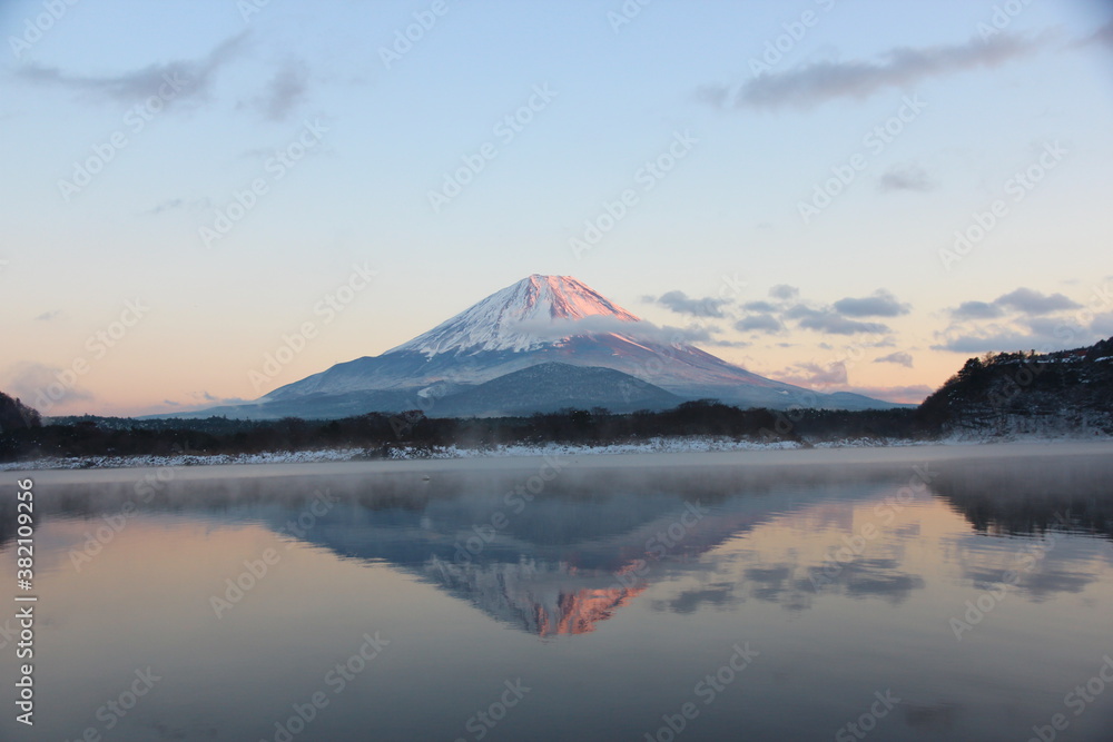 精進湖夕暮れの逆さ富士山