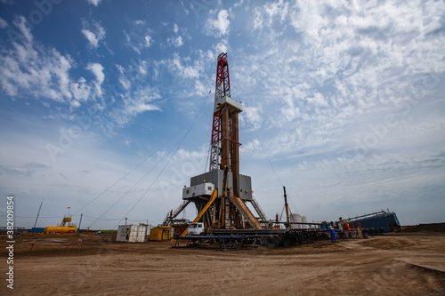 Canvastavla Oil drill rig in field