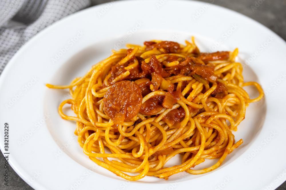 assiette de spaghetti à l'arrabiata sur une table assiette de spaghetti à l'arrabiata sur une table