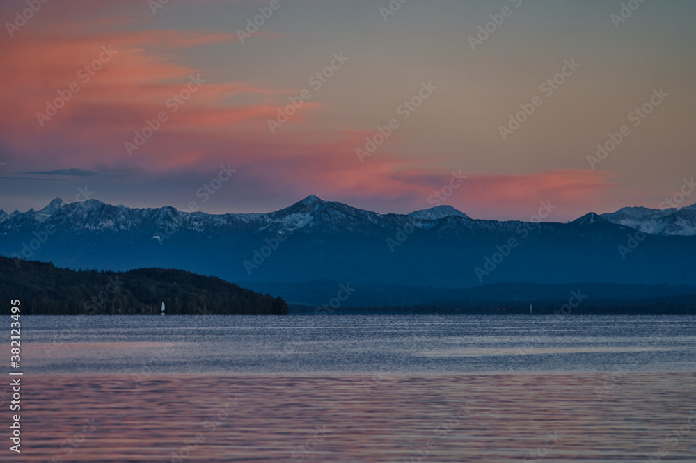 Brennender Himmel bei romantischem Abendrot am Starnberger See