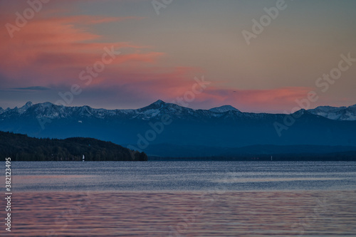 Brennender Himmel bei romantischem Abendrot am Starnberger See