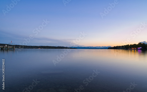 Fototapeta Naklejka Na Ścianę i Meble -  Romantischer Sonnenuntergang am Starnberger See, Zeit für uns