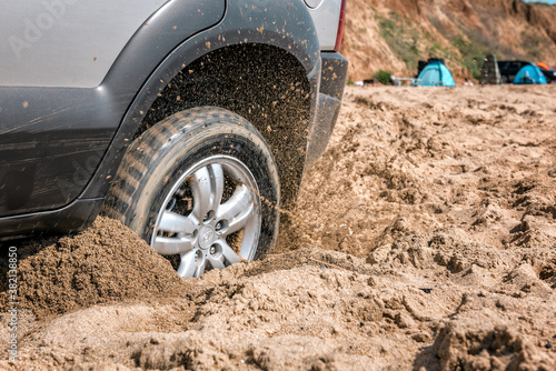 Fotografi the car got stuck in the deep sand