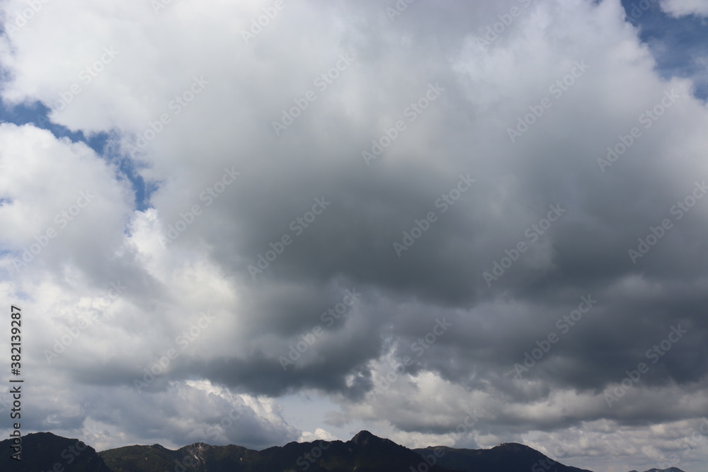 日本の入道ヶ岳と呼ばれる山の山頂の絶景。みんなに伝えたい。