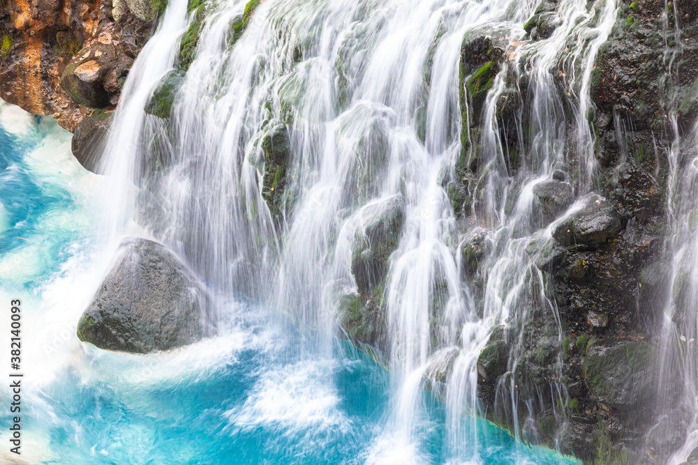 Fototapeta premium 北海道美瑛町の白金温泉にある白ひげの滝