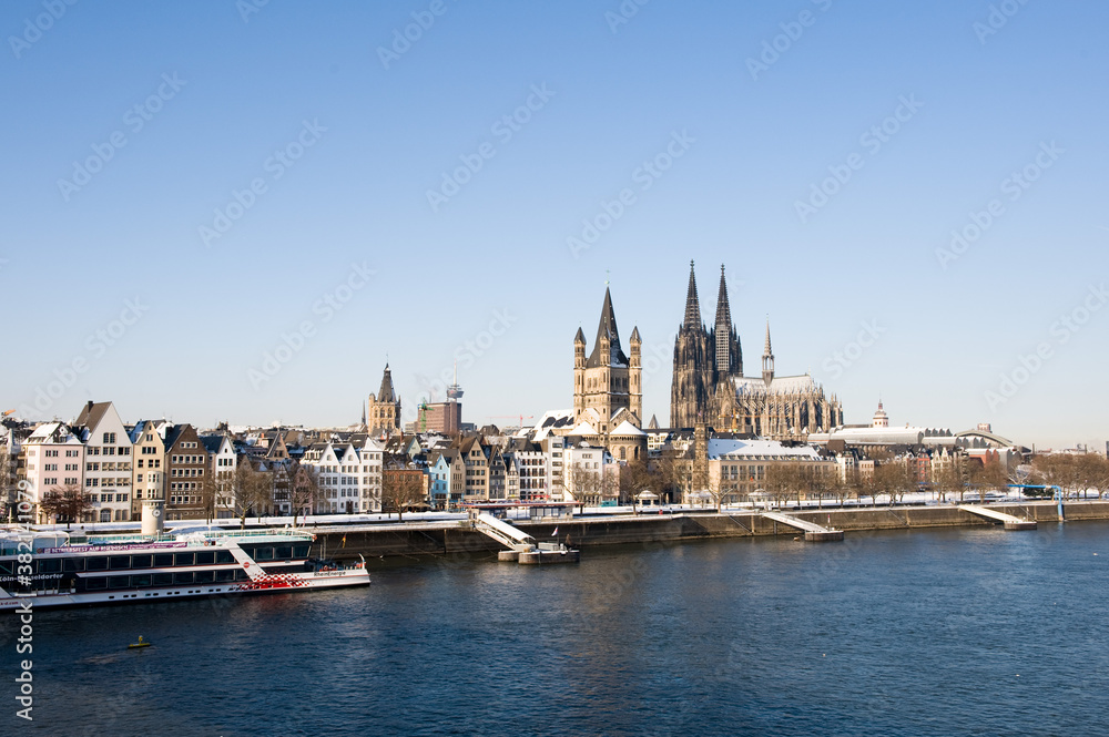 Fototapeta premium Panorama of the old center and Cathedral of Cologne in winter with snow on roofs