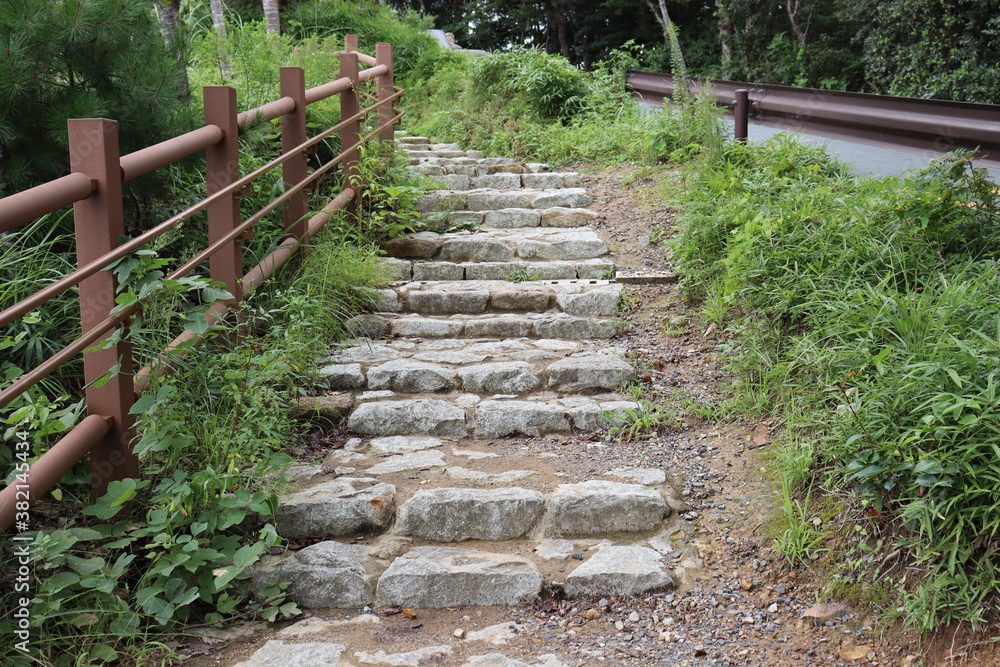 日本の美しく整えられた石の道。