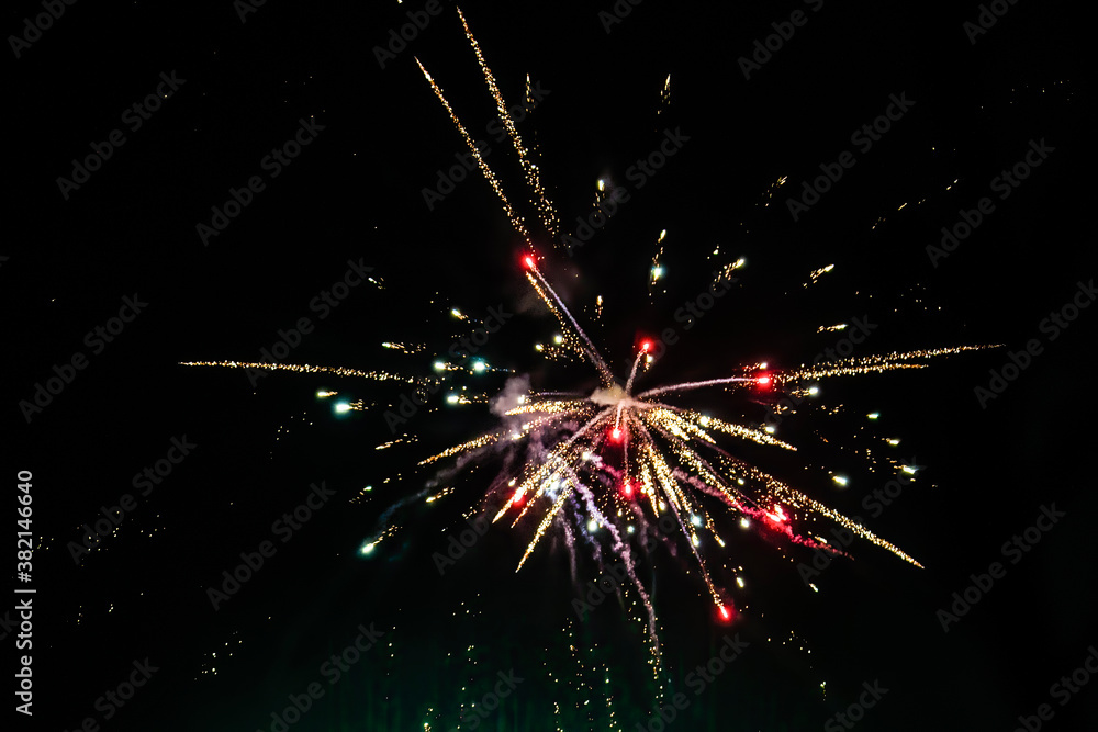 Obraz premium Glowing firecrackers in the sky at New Years Eve